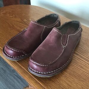Simple: Burgundy-reddish Leather slip-on shoe. Size: Womens 8
